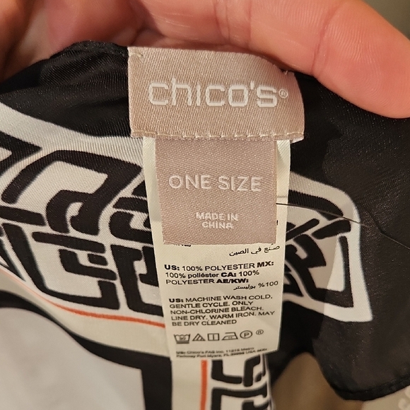 Chico NWT Large Floral Patterned Silk Scarf - Picture 2 of 3